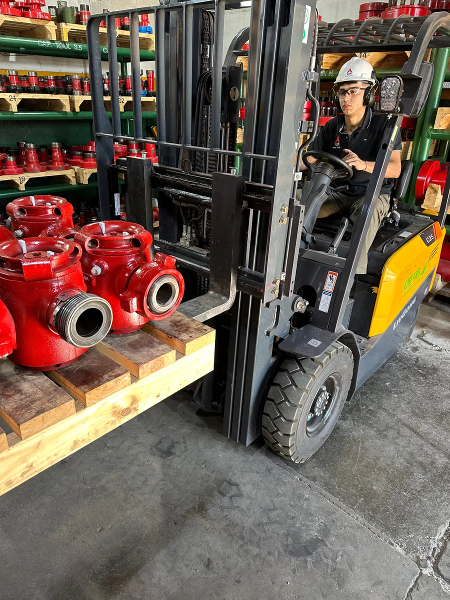Autoelevador moviendo válvulas de alta presión en la base operativa de G&M Rental Tools en Neuquén