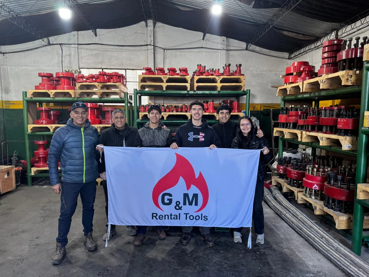 Equipo de trabajo de G&M Rental Tools en su base operativa de Neuquén, junto al stock de herramientas para Oil & Gas