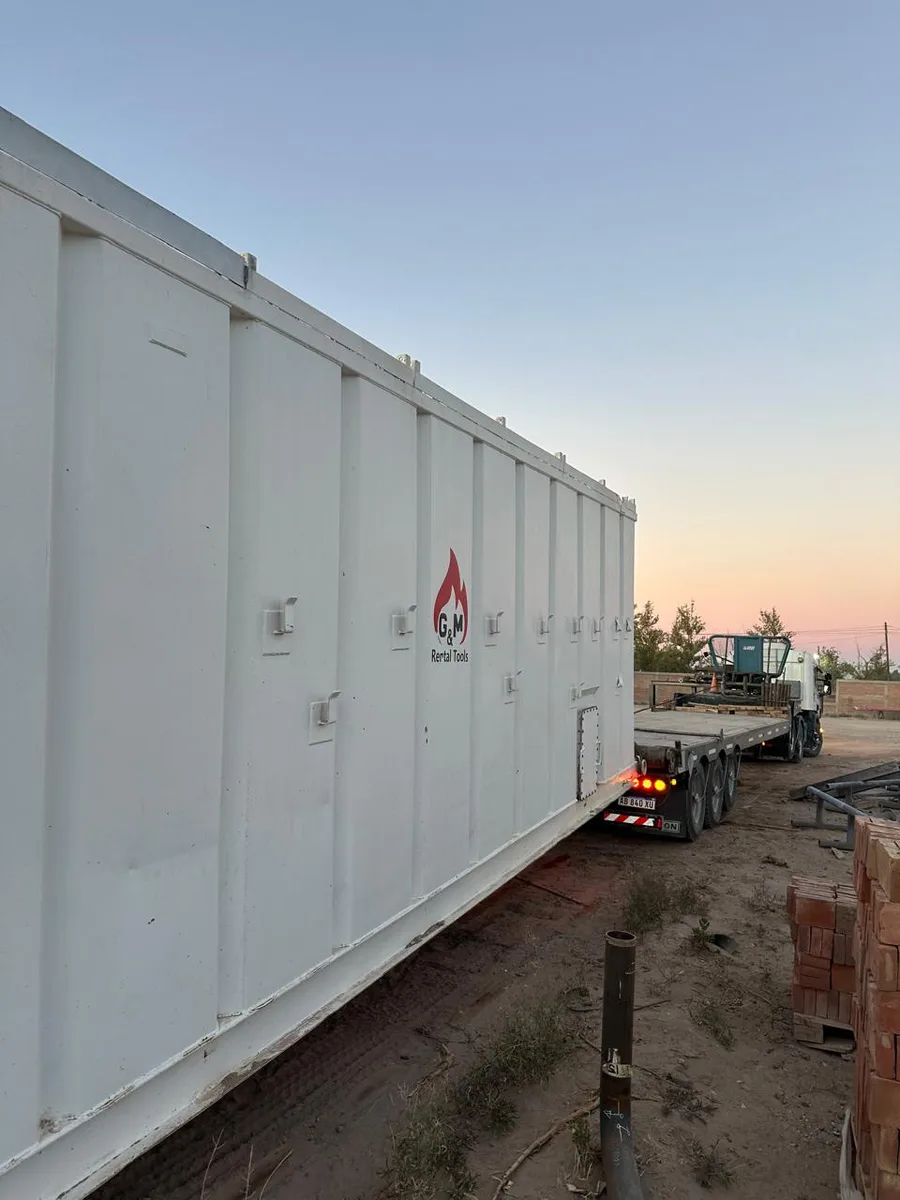 Pileta de G&M Rental Tools montada en camión para transporte a locación en Vaca Muerta al amanecer