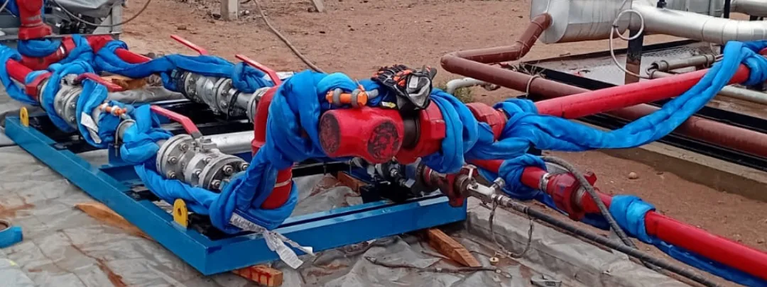 Conjunto de válvulas y líneas de alta presión de G&M Rental Tools con protecciones azules, montado sobre skid en locación