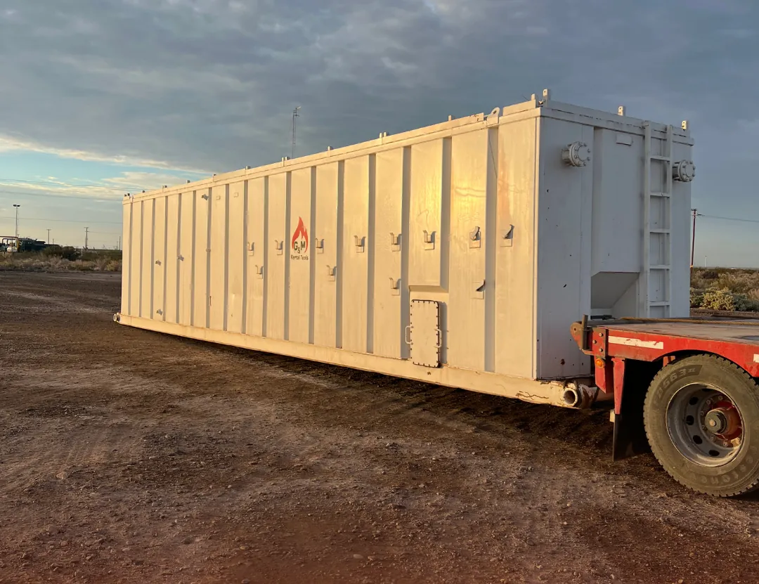 Pileta de acumulación de 70 m³ de G&M Rental Tools cargada sobre camión al atardecer, lista para su traslado a locación