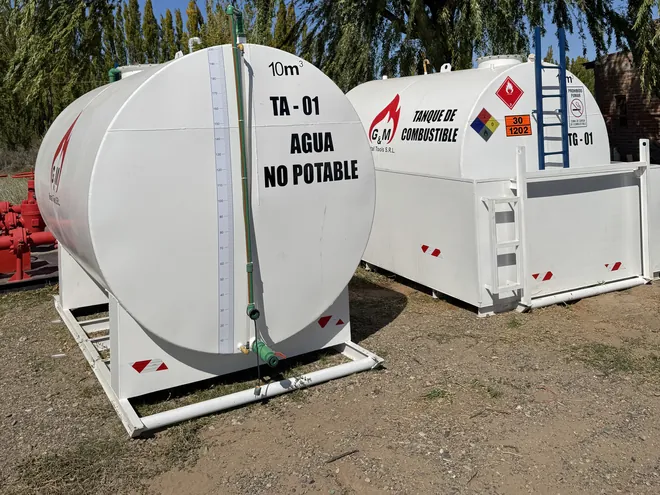 Tanques de agua y de combustible de 10 m³ de G&M Rental Tools preparados en base para su envío a campo